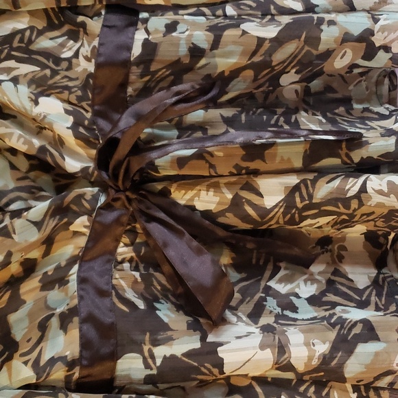 R & W blouse.  Cute design, satin tie up front bow, 3/4 length sleeves. - Picture 3 of 4